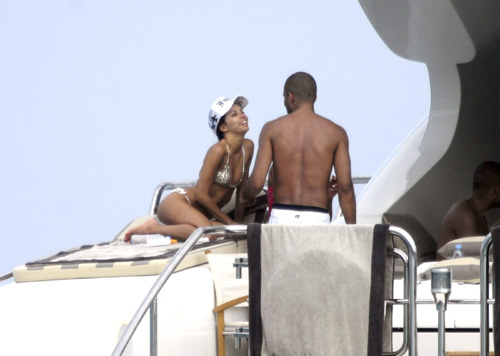 evatonyyacht Una folla impazzita si tuffa dallo yacht!