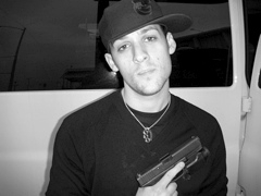joel guns1 Attenti a Joel Madden