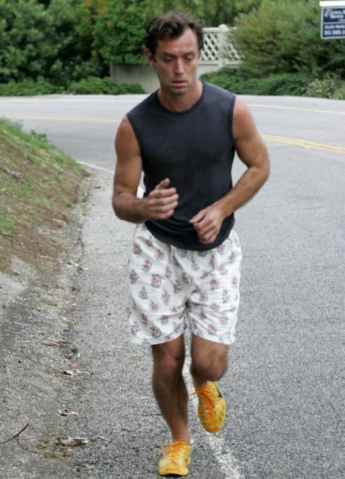 jude2 20060529002621 Jude Law fa jogging in boxer