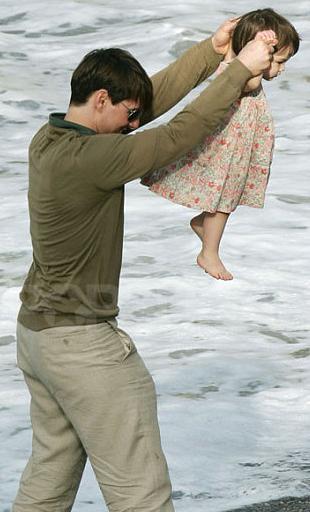 k9.preview 0 Tom,Katie e Suri sulla spiaggia