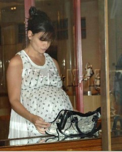 Katie Holmes fa shopping katie homes belly2 medium Katie Holmes fa shopping