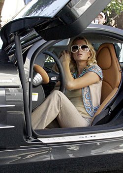 Paris Hilton se la mena! parismacchina1 Paris Hilton se la mena!