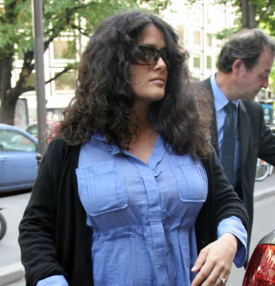 salmaincintissima Cresce il pancione di Salma Hayek..