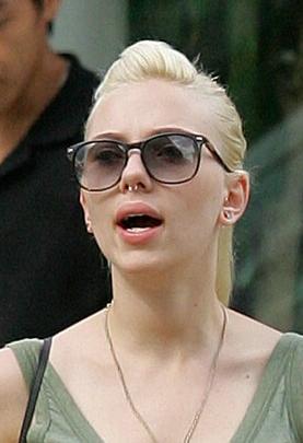 scarlett johansson nose ring 02 Scarlett si rimette lanello al naso