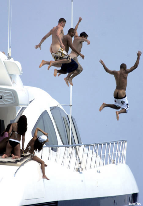 scellerati Una folla impazzita si tuffa dallo yacht!