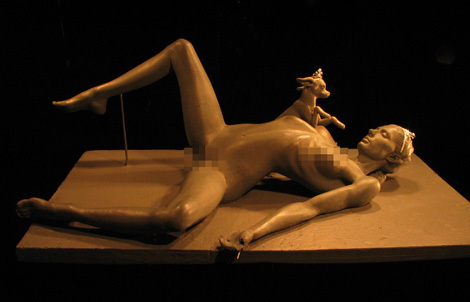 statuaparisomg La statua dellautopsia di Paris Hilton