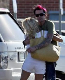 tommy pam ancora Da chi si fa consolare Pamela Anderson?