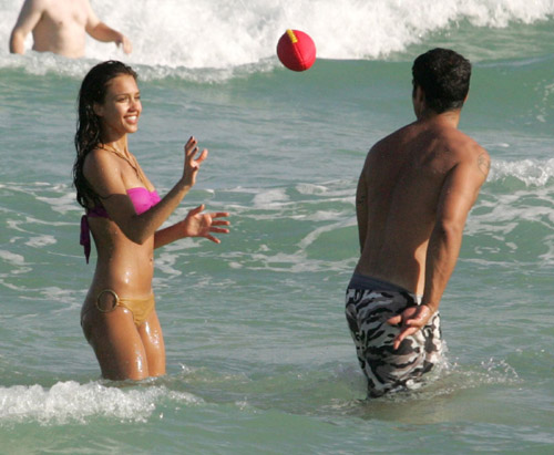 albabikinisingle4 Jessica Alba torna single