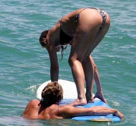 aniston bikini jennifer beach body Chi prende lezioni di surf?