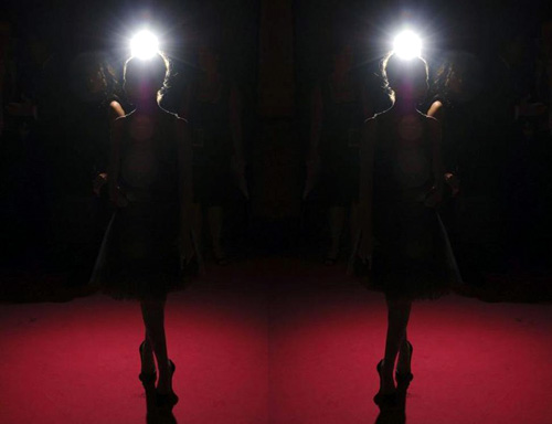 Misteriosa dama contro luce guessbu Misteriosa dama contro luce