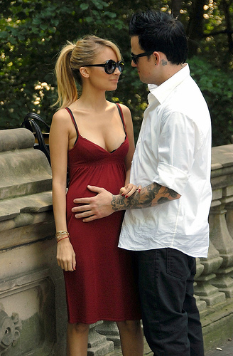 Joel tocca il pancione di Nicole nicojo21 Joel tocca il pancione di Nicole