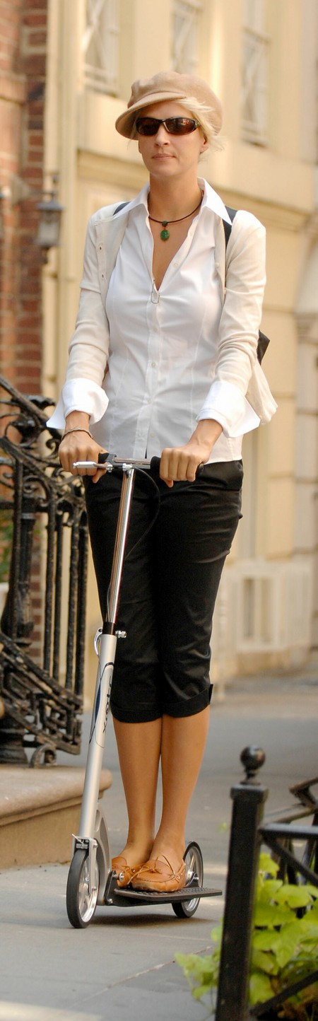 umathurmanridesascooterassherunserrandsinnewyorkcity02 In monopattino per NYC