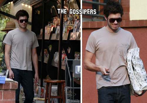 adaminoedicola Adam Brody fa shopping in edicola