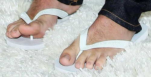 zac efron hairy feet 161 Questi sono i piedini pelosini di...