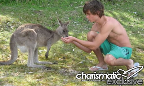 candiaustrali1 Zac Efron ama gli animali in Australia!