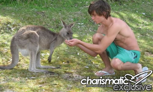 Zac Efron ama gli animali in Australia! candiaustrali1 Zac Efron ama gli animali in Australia!