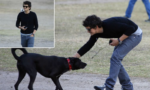 orlandocani1 Orlando Bloom porta a spasso il cane