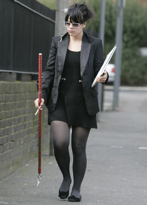 20080227 lily allen disgusting upskirt2 Chi si è piegato troppo?