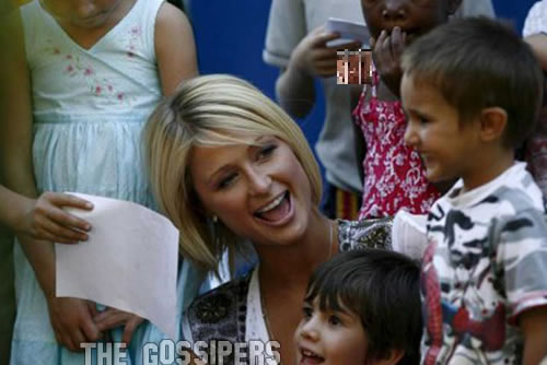 Paris Hilton tra gli orfani parisafrican2 Paris Hilton tra gli orfani