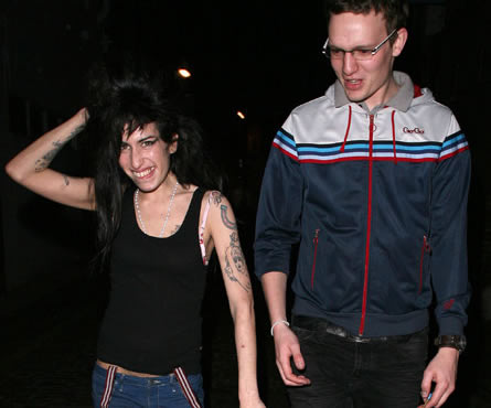 amyar Amy Winehouse arrestata e consolata