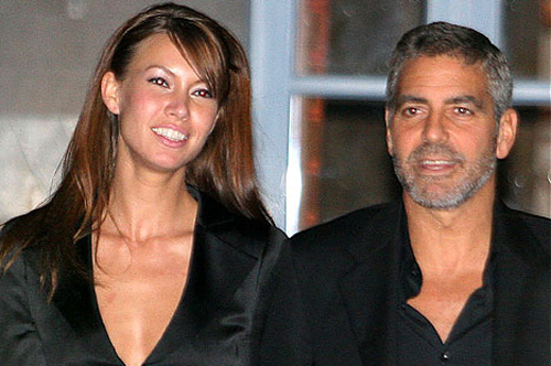 clooneygoff0309 468x399 George Clooney torna single