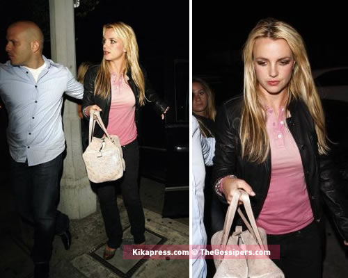 britneyspisi Britney va fuori a cena