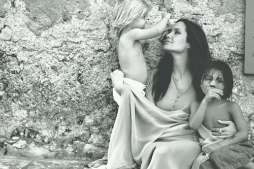 angelinabybrad5 Le foto private di Angelina Jolie