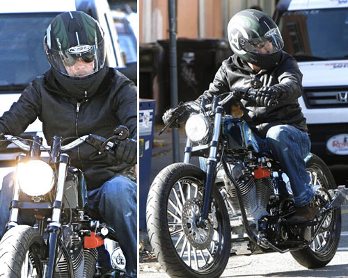 bradpitt Brad Pitt in sella al suo bolide