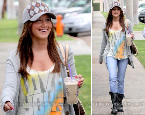 ashleyingiro Ashley Tisdale passeggia da sola