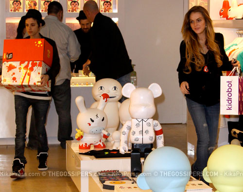 pesisam Lindsay e Sam al Kidrobot shop