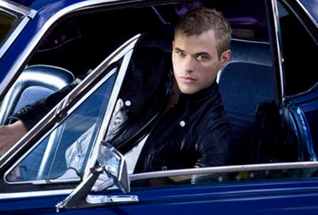 2uh659g Kellan Lutz posa per MAX