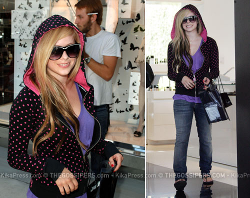AVRILafquisti Avril Lavigne fa shopping col sorriso