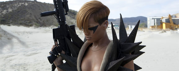 rihanna hard preview Rihanna diventa una soldatessa per Hard