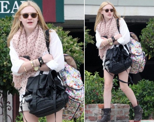 dakota1 Dakota Fanning aspetta un passaggio