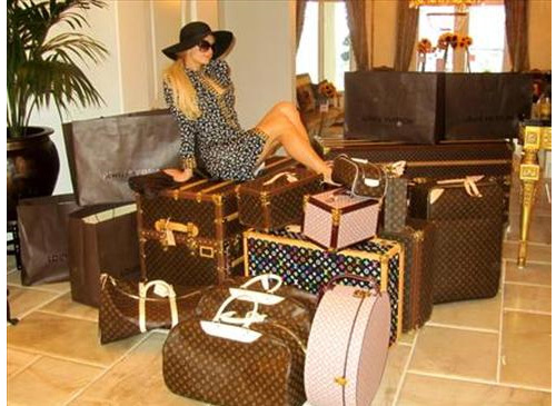 hilton valigie Paris Hilton: quando si dice portarsi larmadio in vacanza