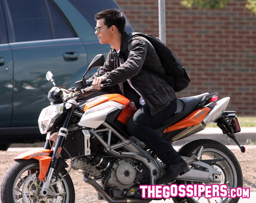 lautner moto Taylor Lautner sul set di Abduction