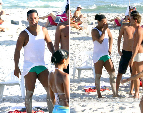 rio ronaldinho Ronaldinho si diverte in spiaggia a Rio
