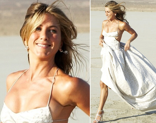 aniston photoshoot Jennifer Aniston posa sulla spiaggia