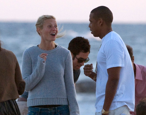 gwynethspiaggia Gwyneth Paltrow in spiaggia con Chris e Jay Z