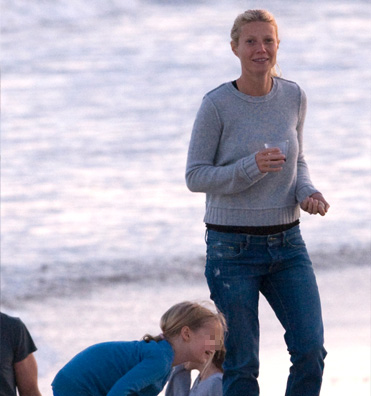 gwynethspiaggia2 Gwyneth Paltrow in spiaggia con Chris e Jay Z