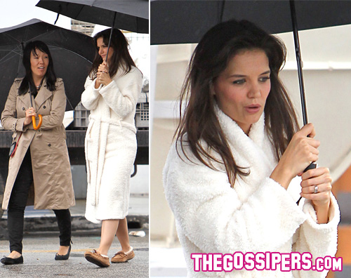 holmes pioggia set Katie Holmes in accappatoio sul set