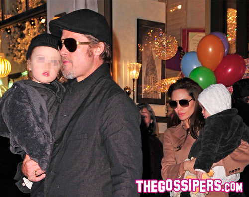 brangelina newyor Angelina e Brad a New York con i gemellini