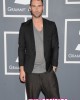 grammys adamlevine 80x100 FOTO GALLERY: GRAMMYs 2011   tutti gli abiti del red carpet