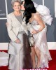 grammys katy perry nonna 80x100 FOTO GALLERY: GRAMMYs 2011   tutti gli abiti del red carpet