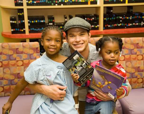 kellan ospedale Kellan Lutz fa visita ai bambini malati