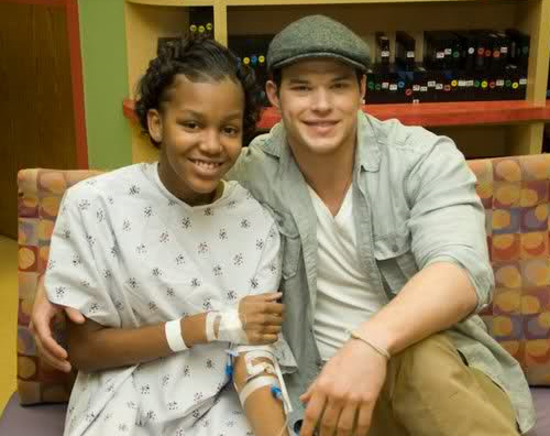 kellan ospedale3 Kellan Lutz fa visita ai bambini malati