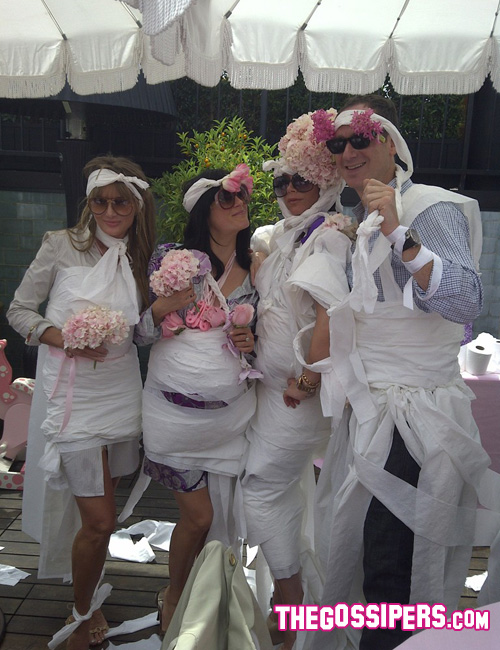 babyshower2 Victoria Beckham si veste di carta igienica al suo babyshower