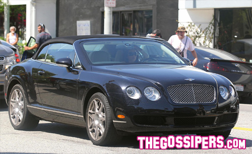 eva cellcar2 Cellulare al volante per Eva Longoria: beccata!