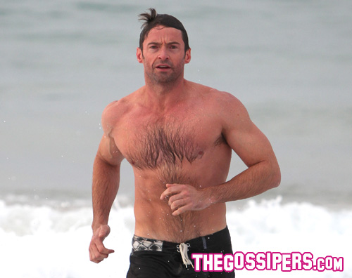 jackman spiaggia1 Hugh Jackman si tiene in forma con una nuotata