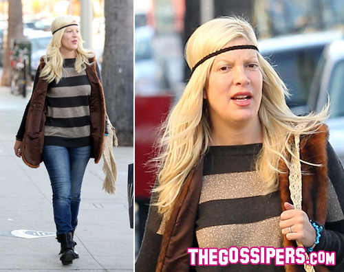 tori-hippie tori hippie Tori Spelling senza trucco a Los Angeles